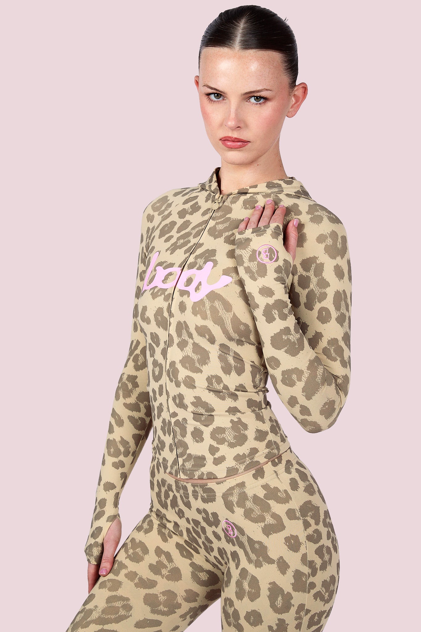 【スペシャルプライス】ハーリップトゥー　パーカー BASICS HOODIE 2.0 (LEOPARD/BABY PINK) — Body by Raven Tracy