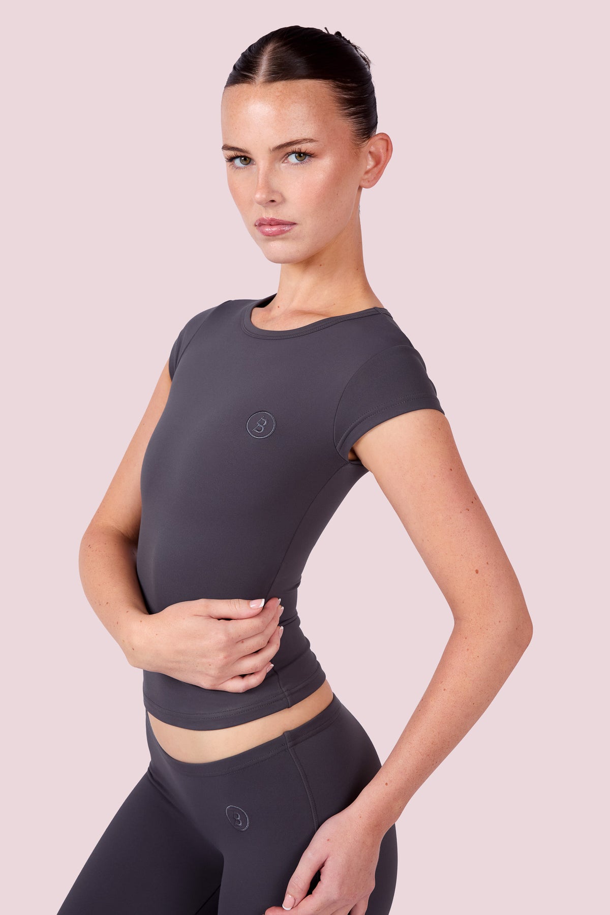 EVERYBODY BASICS SHORT SLEEVE CREW NECK (CHARCOAL)
