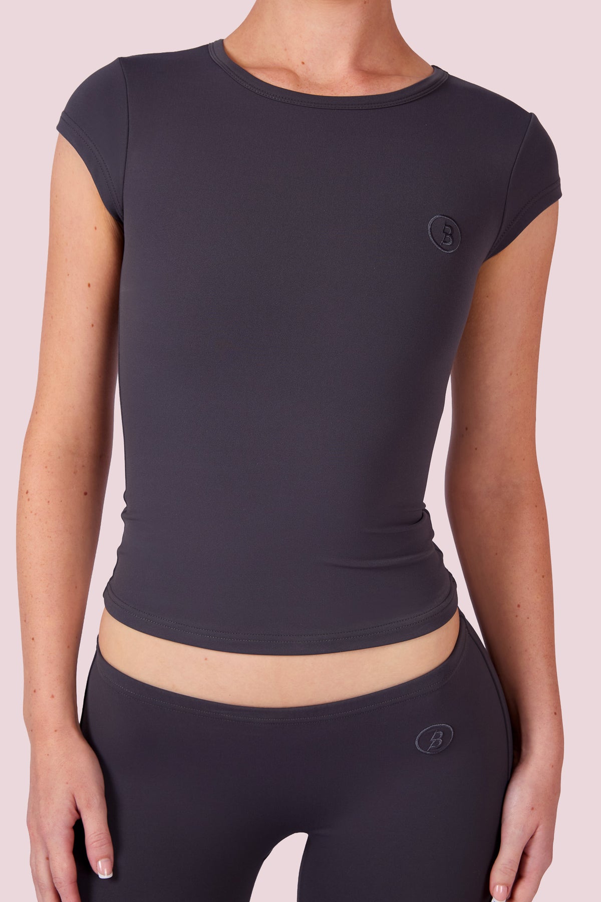 EVERYBODY BASICS SHORT SLEEVE CREW NECK (CHARCOAL)