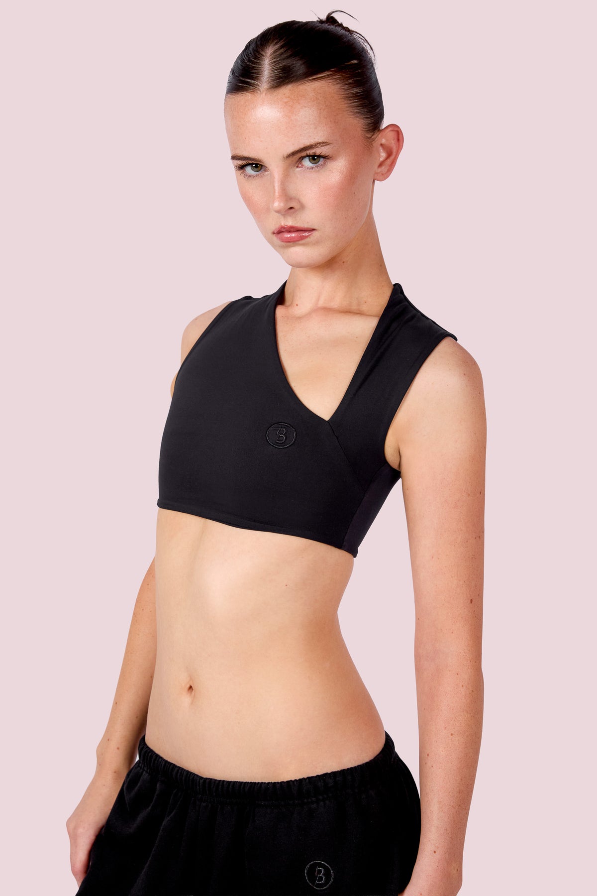 EVERYBODY BASICS CUTOUT CROP TOP (BLACK)