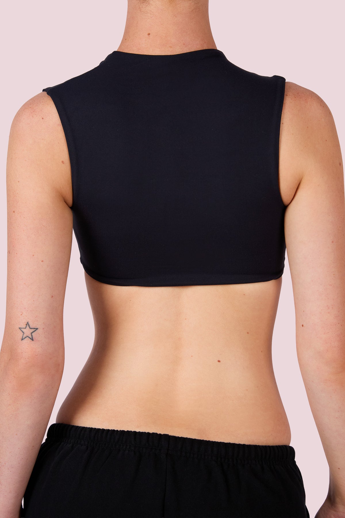 EVERYBODY BASICS CUTOUT CROP TOP (BLACK)
