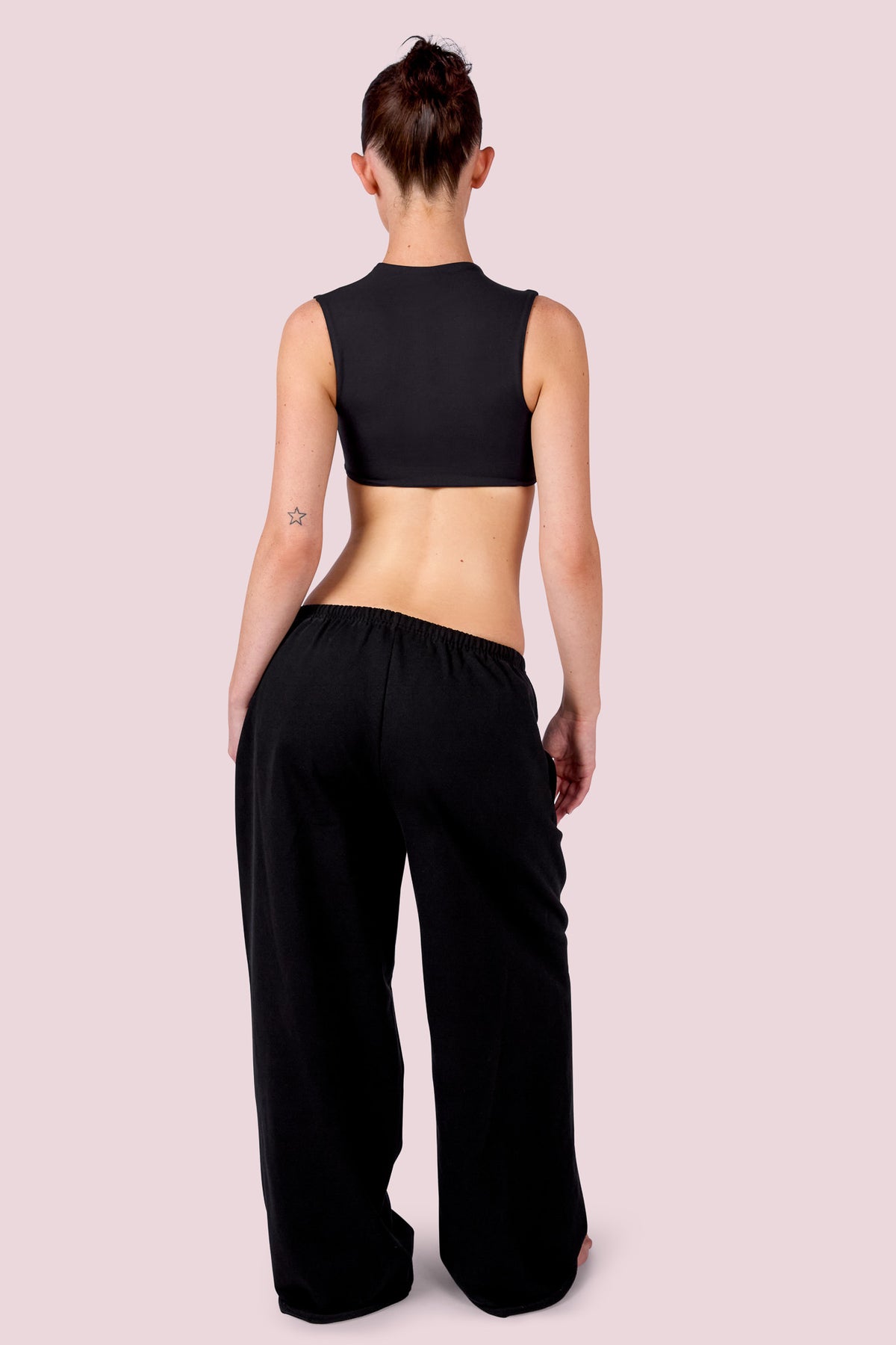 EVERYBODY BASICS CUTOUT CROP TOP (BLACK)
