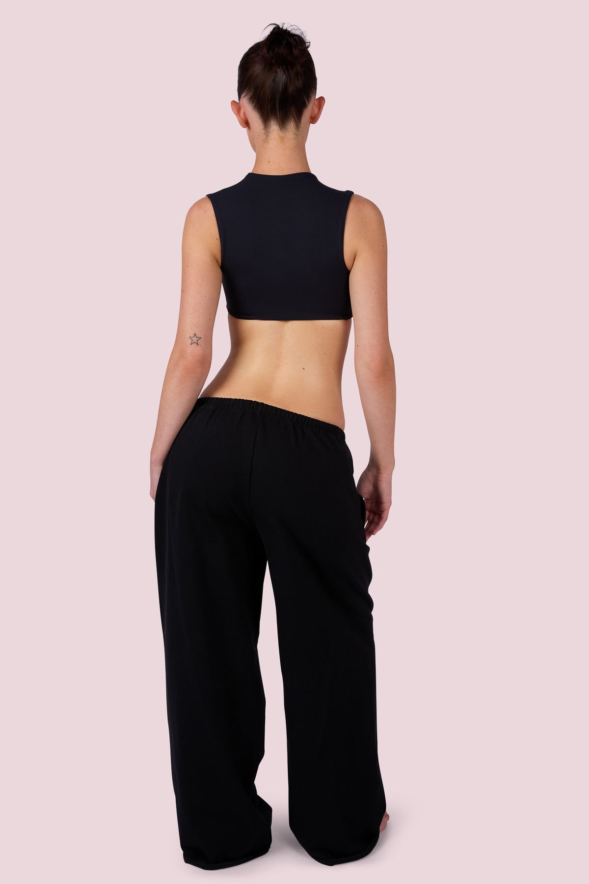 EVERYBODY BASICS CUTOUT CROP TOP (BLACK)