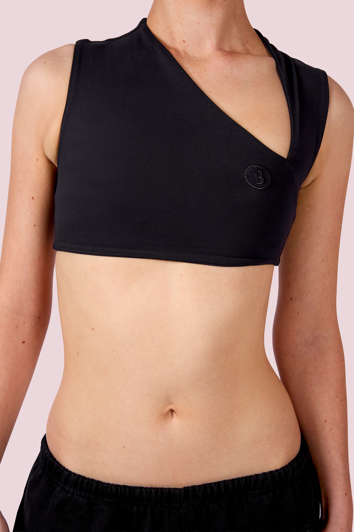 EVERYBODY BASICS CUTOUT CROP TOP (BLACK)