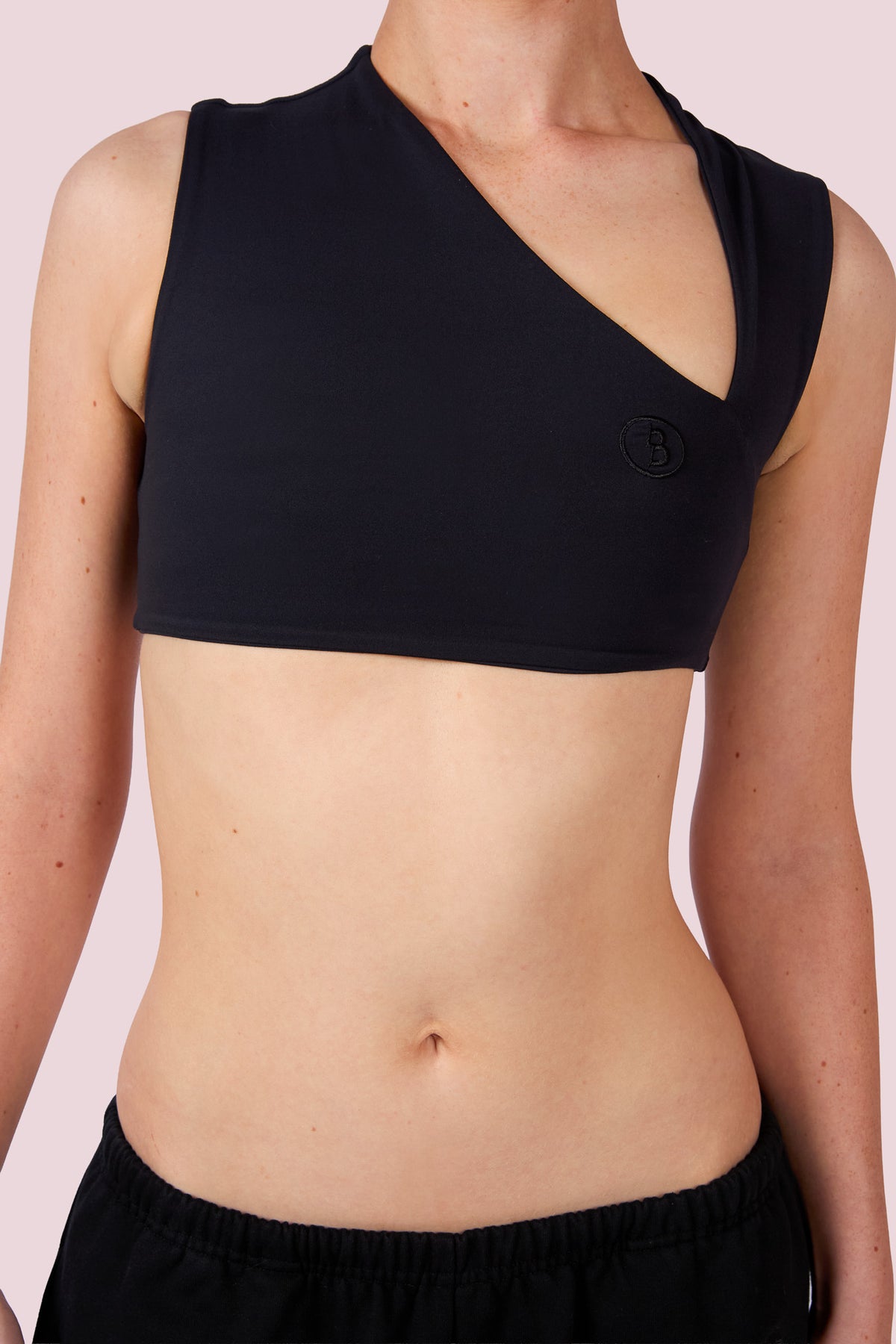 EVERYBODY BASICS CUTOUT CROP TOP (BLACK)