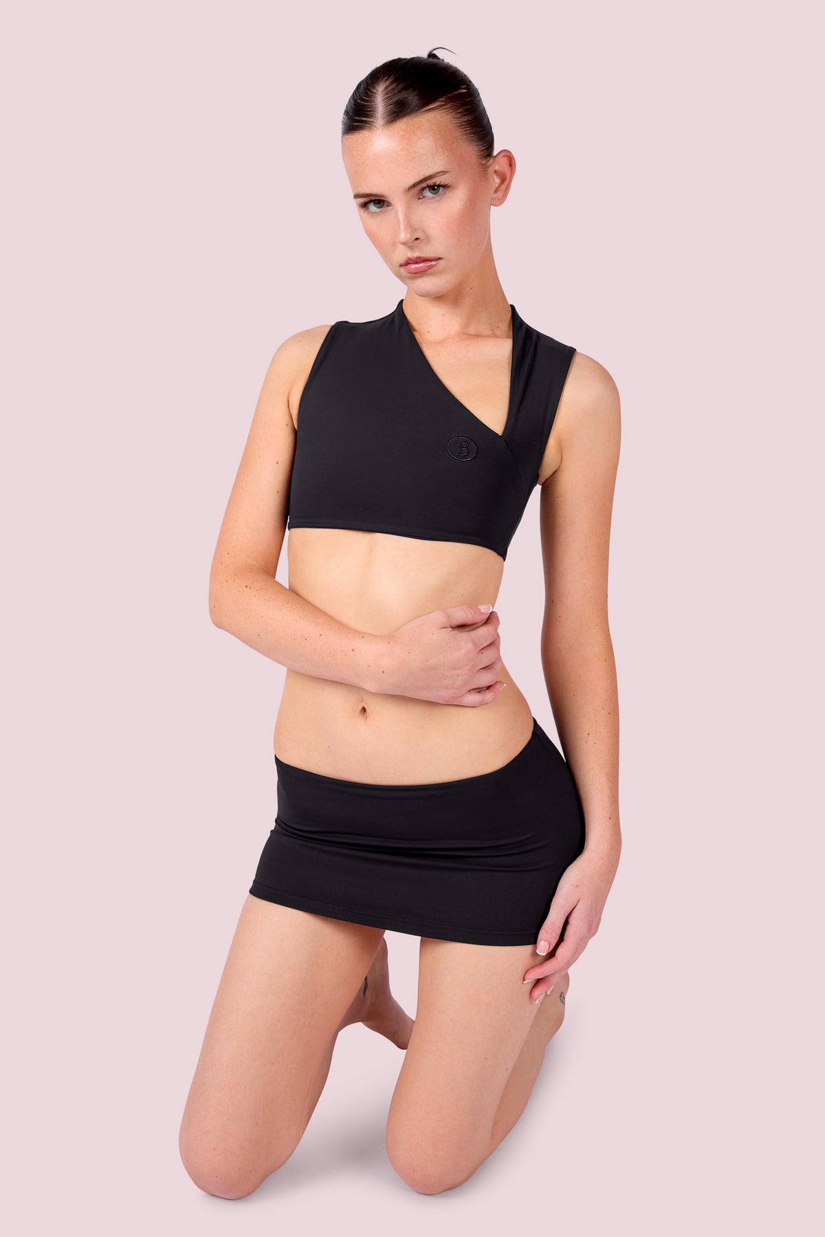 EVERYBODY BASICS CUTOUT CROP TOP (BLACK)