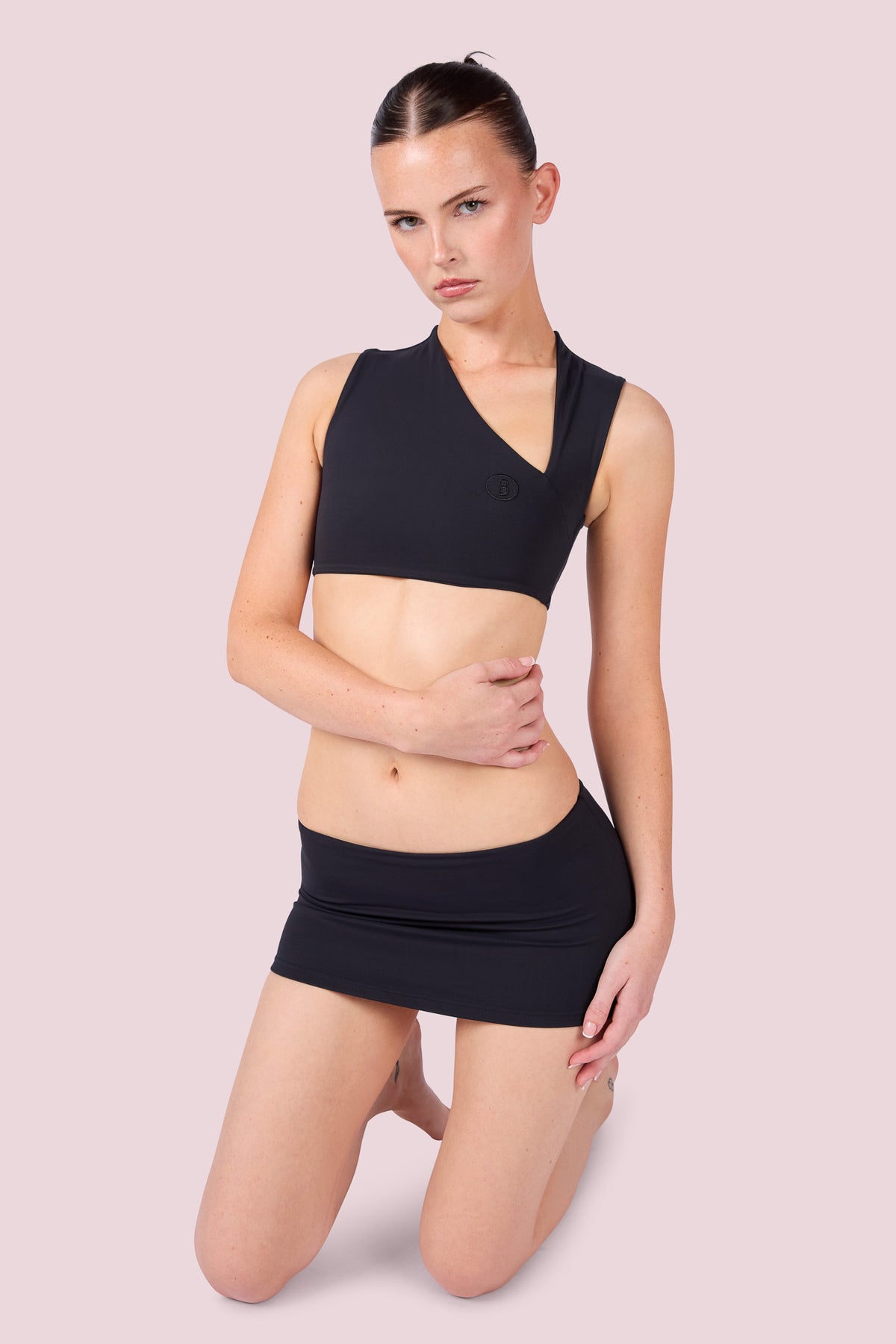 EVERYBODY BASICS CUTOUT CROP TOP (BLACK)