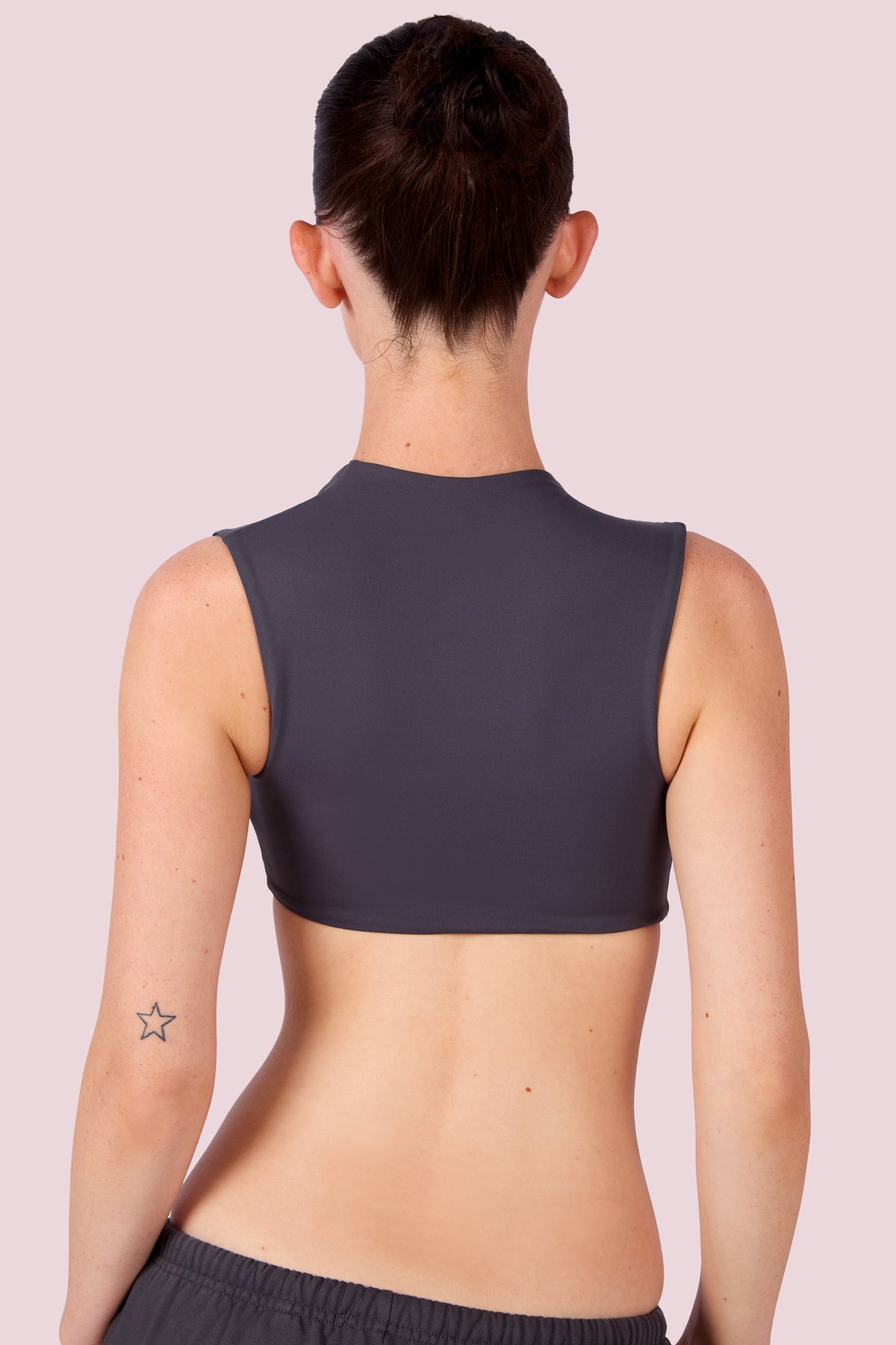 EVERYBODY BASICS CUTOUT CROP TOP (CHARCOAL)