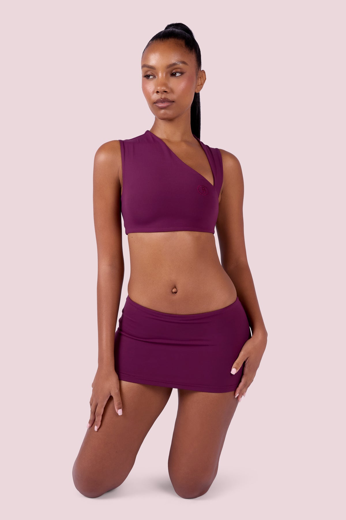 EVERYBODY BASICS CUTOUT CROP TOP (GRAPE WINE)