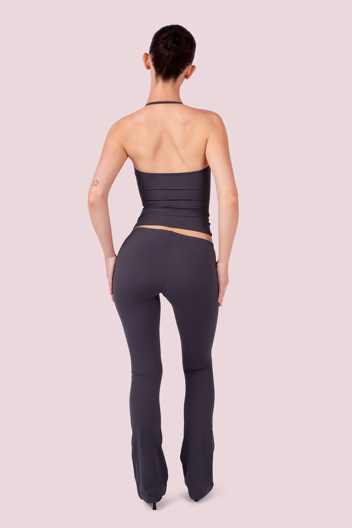 EVERYBODY BASICS HALTER TANK TOP (CHARCOAL)