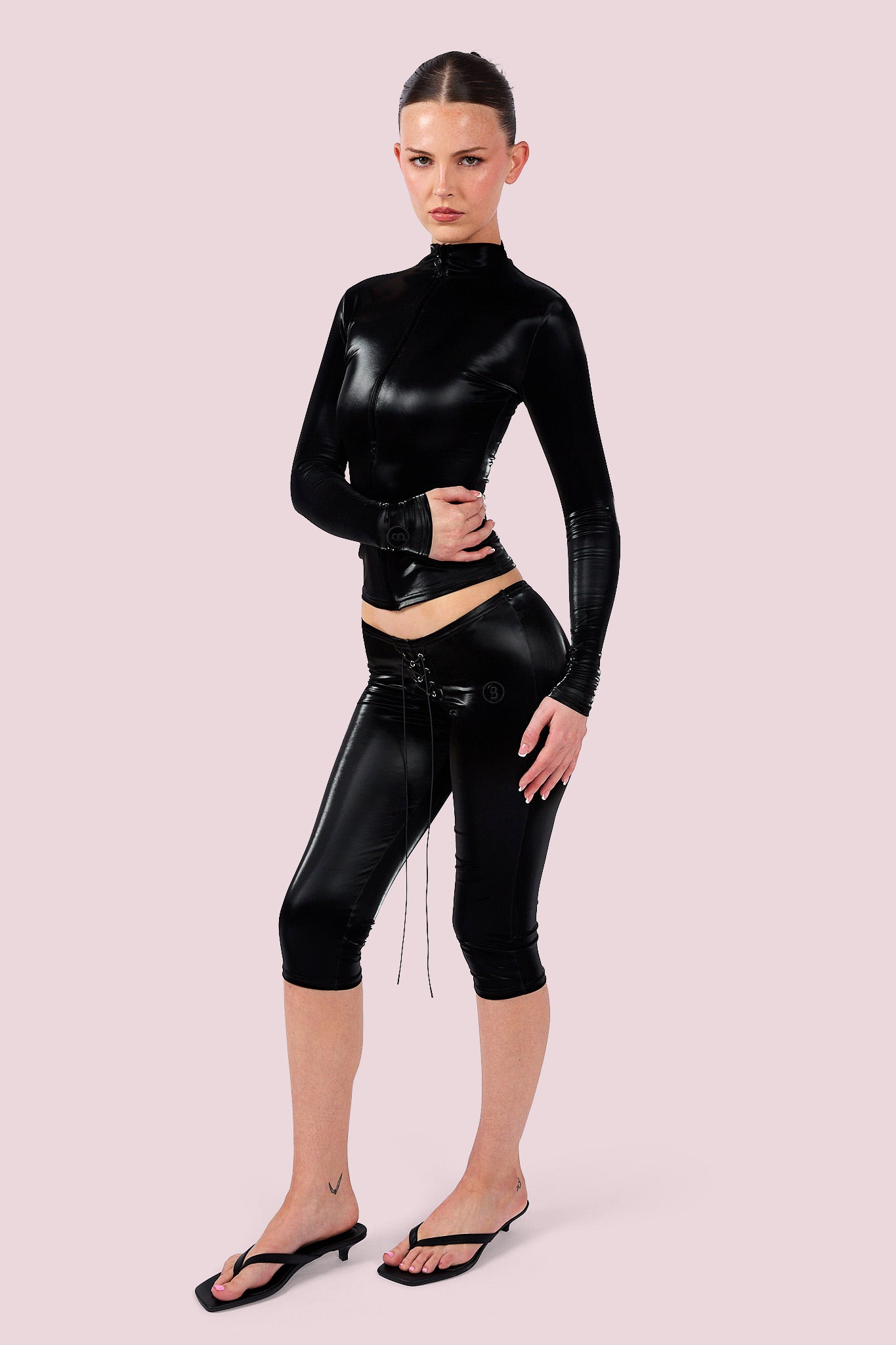 WET ULTRA LOW-RISE CAPRIS (BLACK CAT)