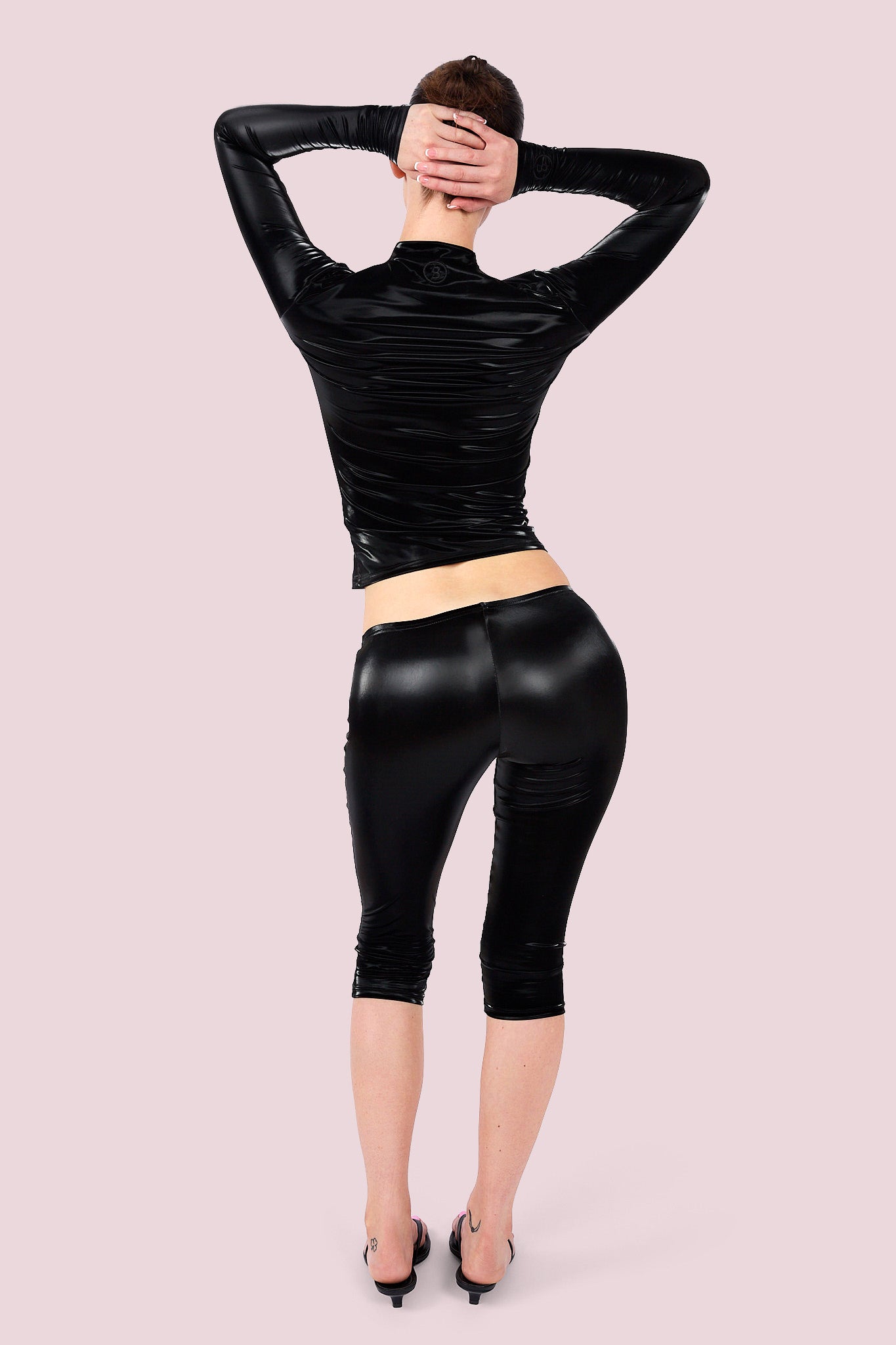 WET ULTRA LOW-RISE CAPRIS (BLACK CAT)