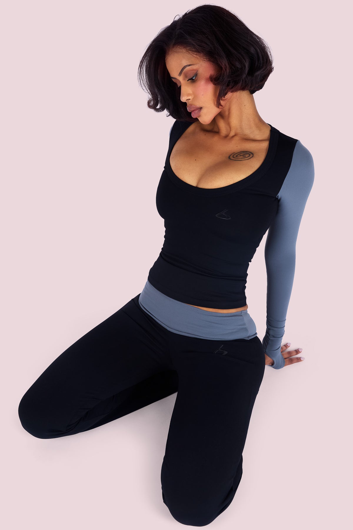 YOGA 2.0 TWO-TONE LONG SLEEVE TOP (BLACK LICORICE)